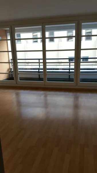 Helle Mitte, 2 Zimmer mit großem Balkon, Fußbodenheizung und EBK — photo 1